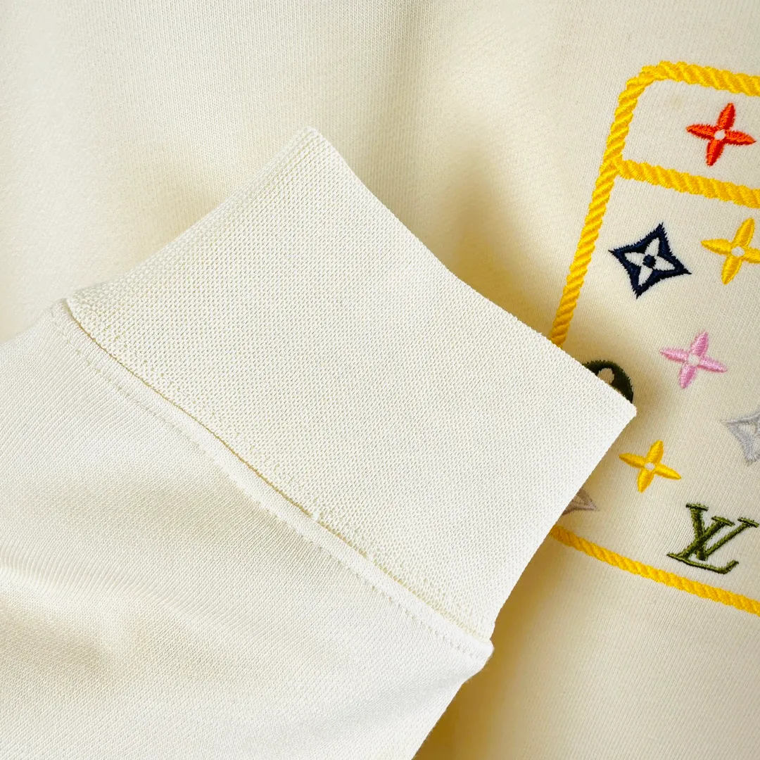 🅿️320 Brand: Louis Vuitton🤳𝗟𝗩 Fabric: ☑️Made of 440g double-strand pure cotton terry👕 Fabric: ☑️Thread with 1*1 double yarn thread. 🔜Comes with dyeing in the same tank. Craftsmanship: ☑️The embroidery uses 3D three-dimensional embroidery technology, 🇧🇫The original computer scan and print is restored 1:1. The pattern is clear and the needle count is dense. It is a rare high-end product on the market! 🇲🇩All three standards are complete! Size: ☑️S 〰️M 〰️L 〰️XL 〰️XXL